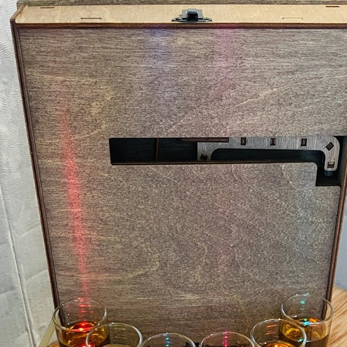 Drveni točionik za vino – 2 čaše